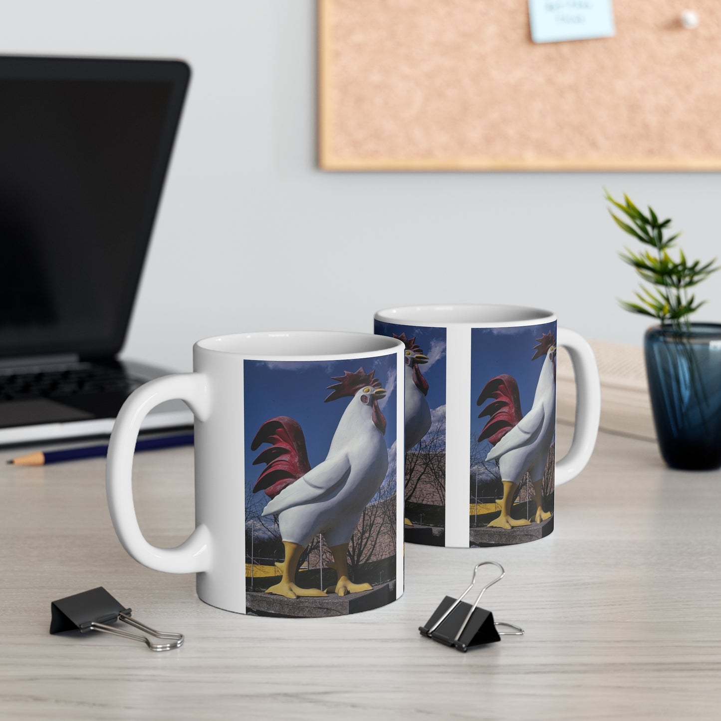 ROADSIDE MUGS – Keramiktasse mit großem Huhn, 325 ml